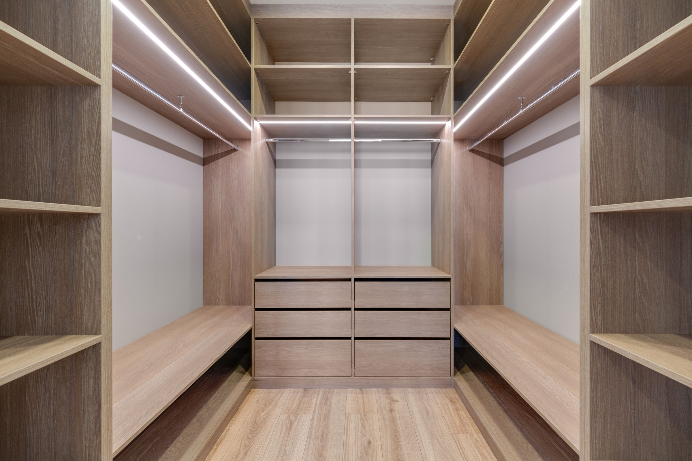 Begehbarer Schrank nach Maß
